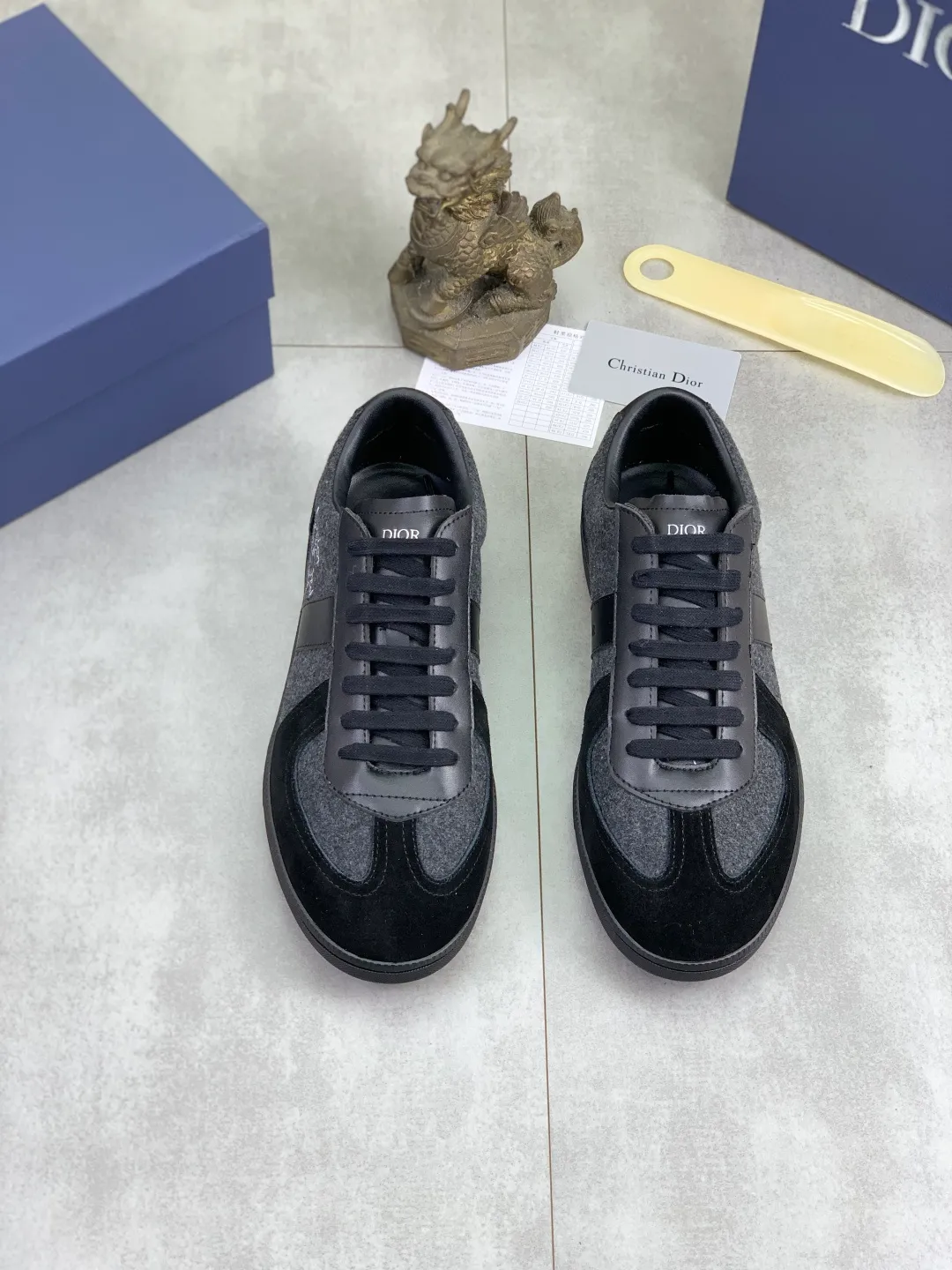 Men's shoes 💰P380 New Dior B01 moral training shoes, white first-layer cowhide, original molded outsole. New to the fall collection, this sneaker marks the return of a Dior classic, reinterpreted in a stylish and elegant silhouette. Crafted from white smooth first-grain cowhide with a tonal silk sheepskin lining, it features the Dior logo on the tongue and inner sides, and a CD icon on the heel. Paired with Tpu anti-slip soles of the same color, it can be matched with various styles to create a sophisticated look.  Code number: 38-44